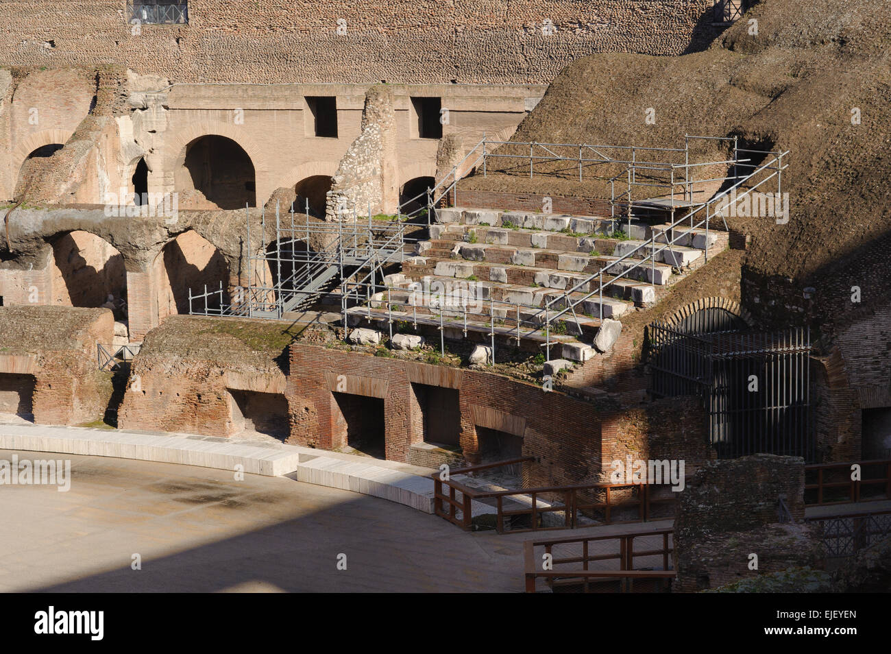 Bild des Sitzens im Colosseum. Colosseum(Colosseo) ist das größte Amphitheater der Welt. Stockfoto