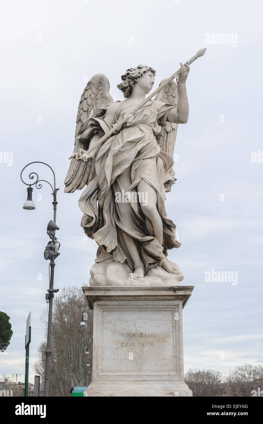 Engel mit der Lanze ist eine Statue auf der Ponte Sant'Angelo in Rom, Italien. Ponte Sant'Angelo ist eine Brücke vor dem Castel S Stockfoto