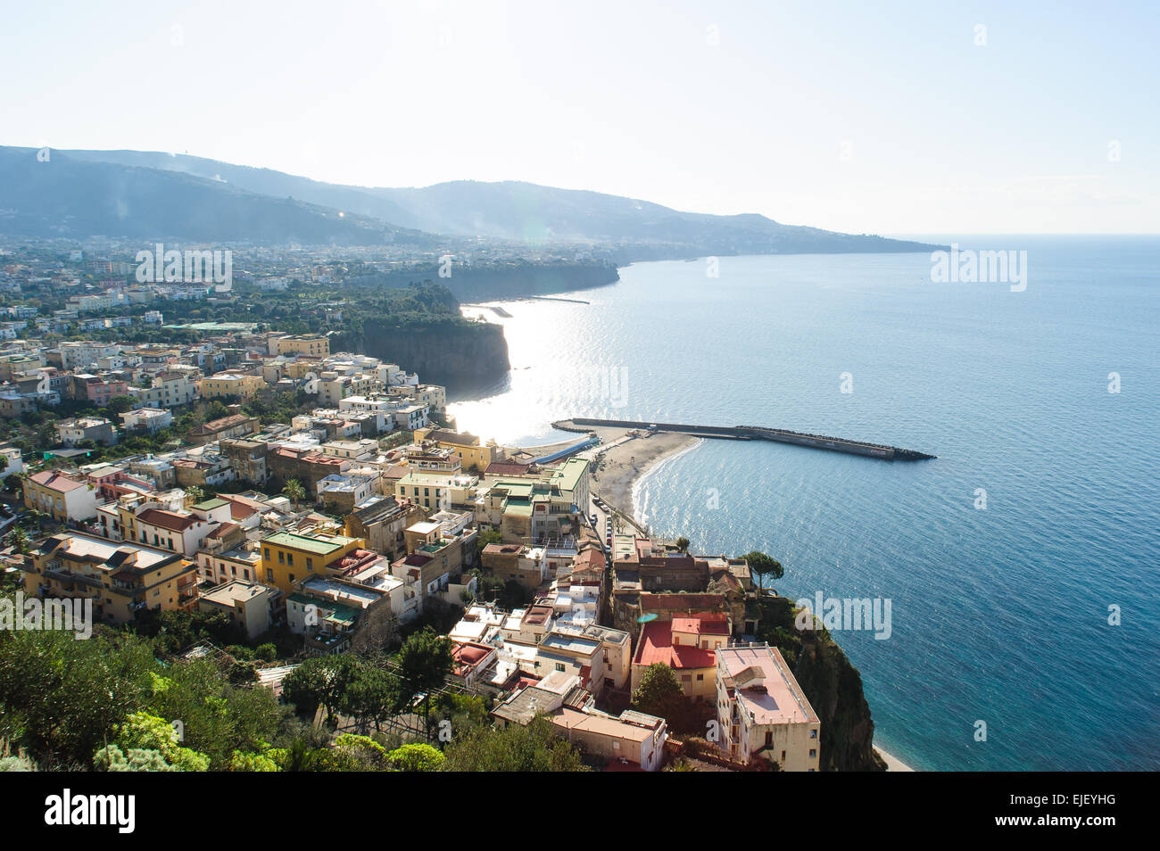 Blick auf Meta und Agnello an der Amalfiküste in Kampanien, Italien. Stockfoto