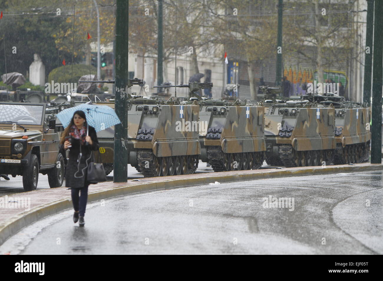 Athen, Griechenland. 25. März 2015. US M113 gepanzerte Personal, die Träger der Straße vor der Militärparade in Athen aufgereiht sind. Bereiten Sie die Teilnehmer der Militärparade, die in Athen, um die 194. griechischen Unabhängigkeitstag feiern stattfindet. Der Tag feiert den Beginn des griechischen Unabhängigkeitskrieges 1821 die Unabhängigkeit Griechenlands vom Osmanischen Reich führen. Bildnachweis: Michael Debets/Pacific Press/Alamy Live-Nachrichten Stockfoto