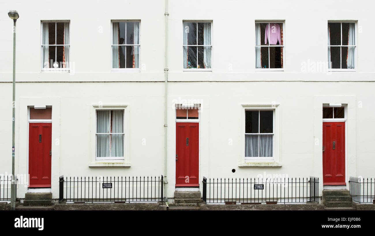Drei Terrasse Stadthäuser mit roten Türen. Museum-Straße. Oxford, England Stockfoto