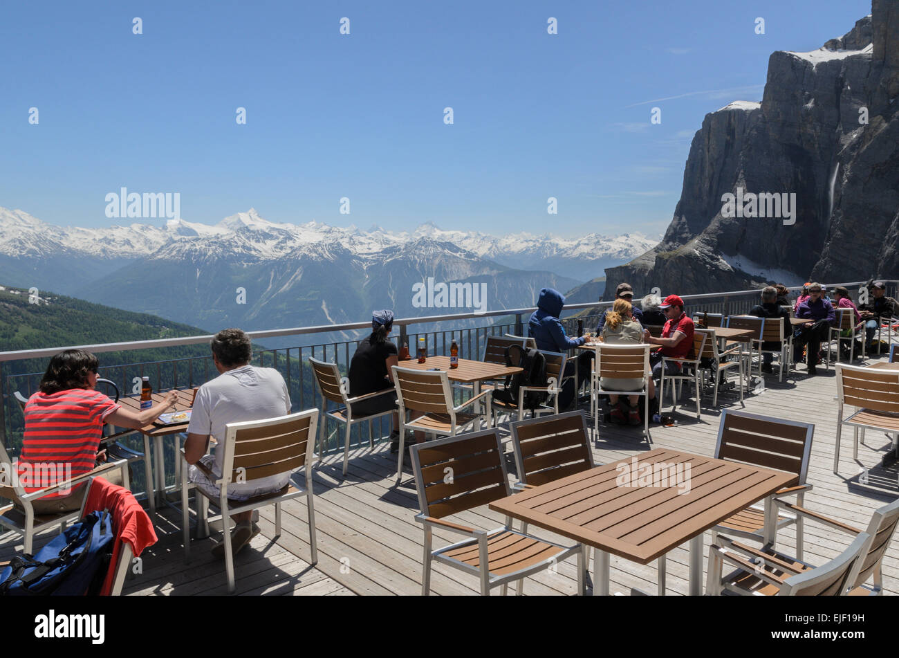 Die Menschen Sie genießen die Aussicht und Essen, Essen und trinken im Restaurant Wildstrubel auf dem Gemmipass, Leukerbad, Schweiz. Stockfoto