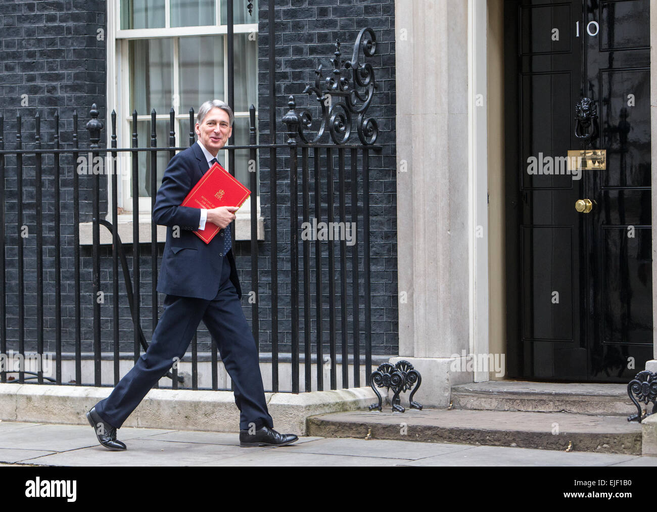 Philip Hammond, Staatssekretär für auswärtige und Commonwealth-Angelegenheiten, kommt in der Nummer 10 Downing Street für eine Kabinettssitzung Stockfoto