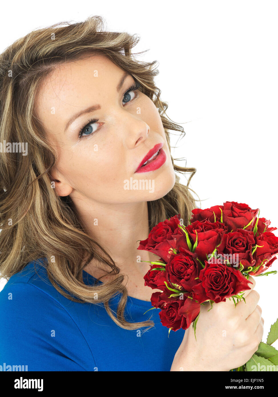 Glückliche junge Frau hält einen Strauß roter Rosen Stockfoto