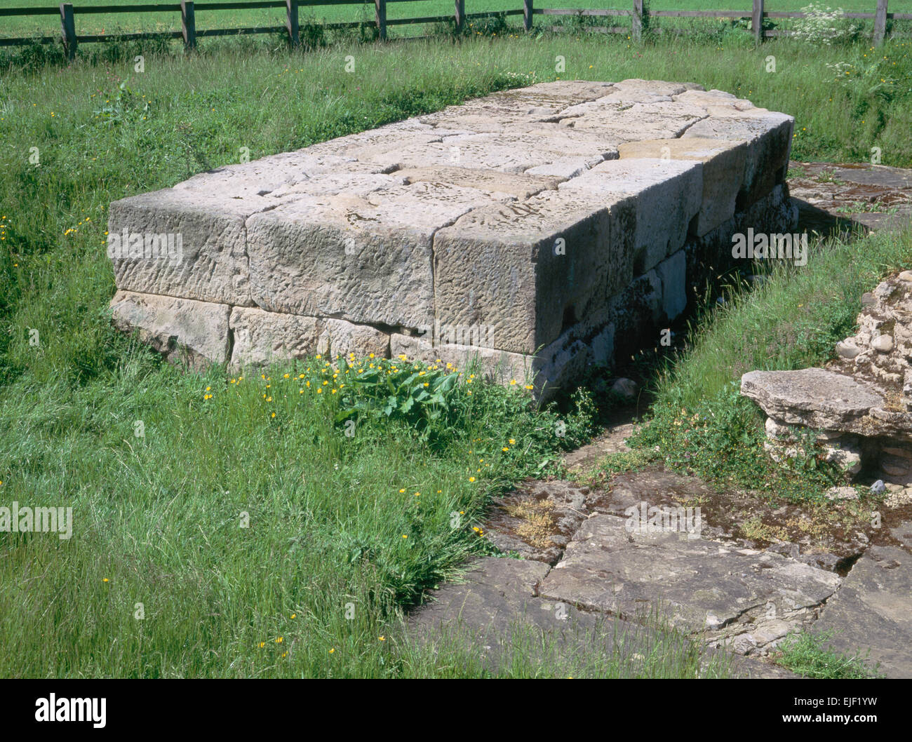 Zwei Überlebende Kurse der römischen Mauerwerk aus südlichen Widerlager der eine Holzbrücke auf steinernen Pfeilern mit Dere Straße über den R-Tees, North Yorkshire. Stockfoto