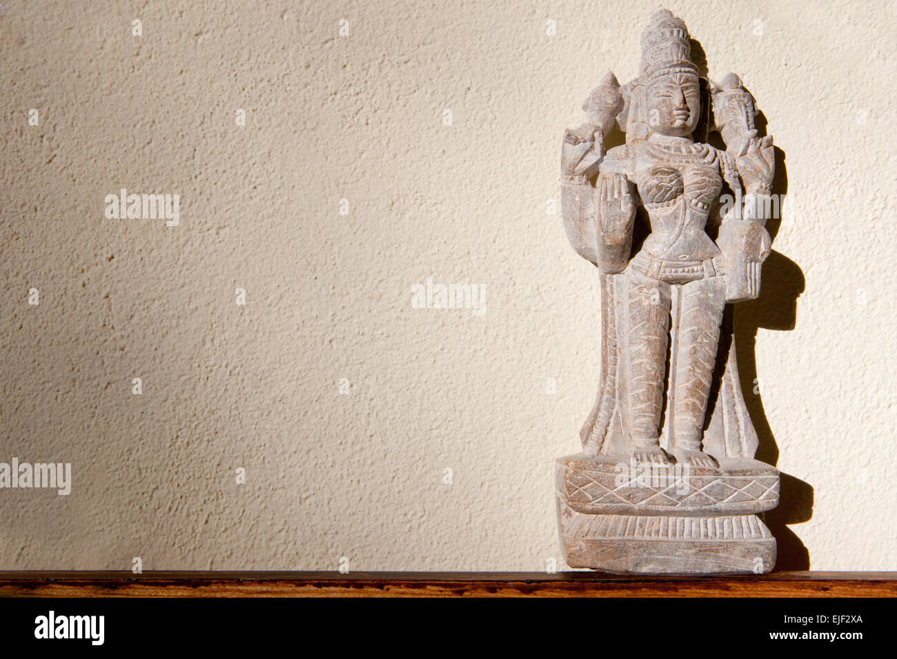 Gott Frau Stein Figur aus Thailand, über weiße Grunge Wand isoliert Stockfoto