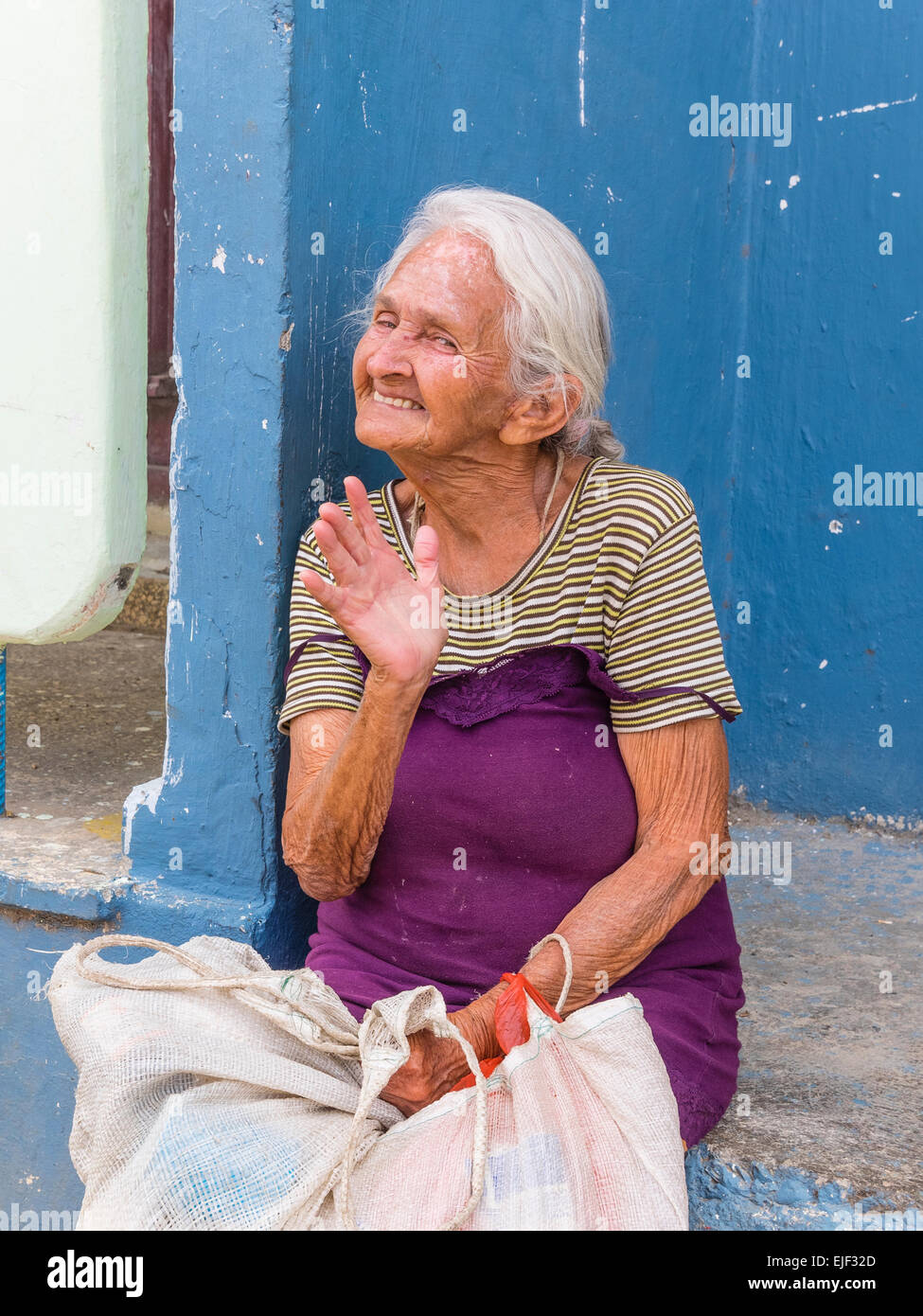 Eine lustige weiblichen Senioren Gesten und lächelt, als sie nach vorne in Siboney, Kuba gegenübersteht. Stockfoto