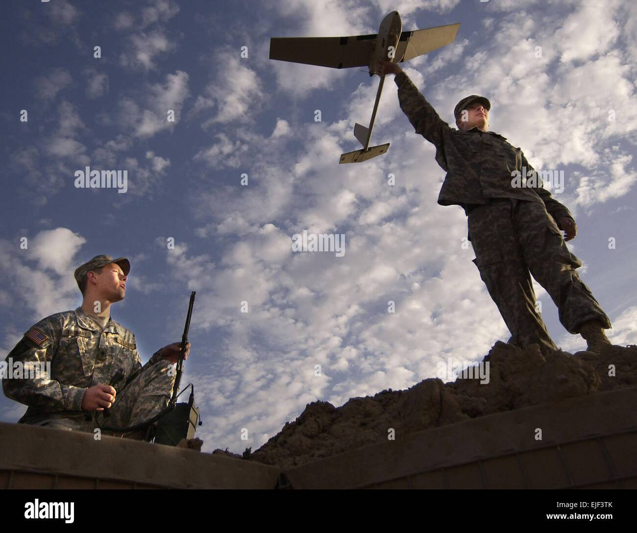 US Army Spc. Ted Trenary und Pfc. Kevin Tirserio, Recht, vorbereiten, unbemannten Raven auf Forward Operations Base McHenry, Irak, 30. November 2005 zu starten. Die Soldaten, angeschlossen an zentrale Stabskompanie, 1. Bataillon, 327th Infanterie-Regiment, 101st Airborne aus Fort Campbell, Kentucky, lancieren die Rabe, Trans-Am-Route für improvisierte explosive Vorrichtungen zur Unterstützung der Operation Iraqi Freedom zu scannen.  Techn. Sgt Andy Dunaway Stockfoto