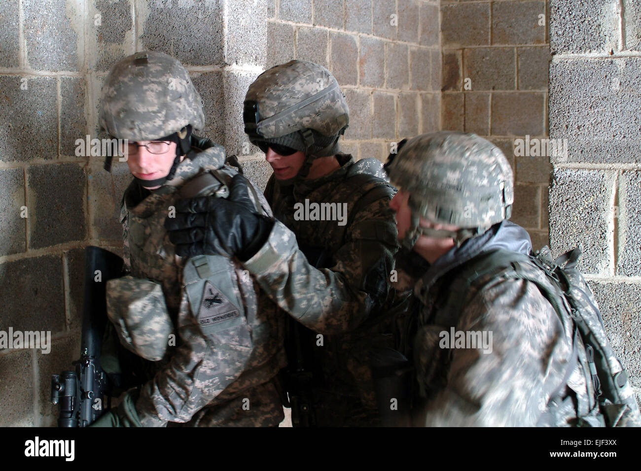 US-Armeesoldaten von Charlie Kompanie, 1. Bataillon, 35. Armored Regiment führen Raum clearing Ausbildung auf eine militärische Operationen auf urbanem Gelände Website auf Baumholder, Deutschland, 14. März 2008.  Rüdiger Hess veröffentlicht Stockfoto