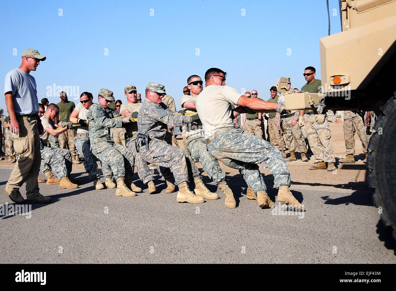 Ein Team von acht US-Armee Soldaten ziehen einen 14-Tonnen-Mine Resistant Ambush Protected-Fahrzeug bei der Feuerwehr-Challenge-Wettbewerb Camp Ramadi, Irak, 19. April 2009. Rund 80 Truppen kämpften in sieben Veranstaltungen Camp Ramad Combat Stress Team und Feuerwehr.  Staff Sgt Emily Suhr Stockfoto