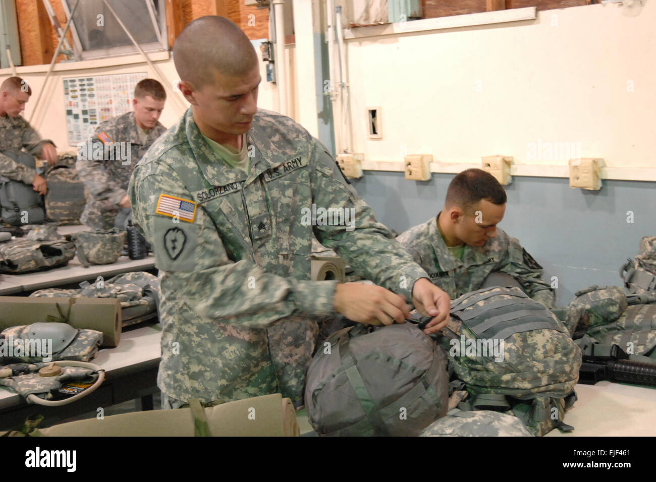 Sgt. Luke Solorzano, US Army Pacific, strafft die Gurte auf seinen Rücksack als er bereits gegen Kontrollen und Überprüfungen während der 2008-Abteilung der Armee "Besten Krieger" Wettbewerb in Fort Lee, VA dirigiert.  Mike Strasser, Public Affairs Office.  Armee 2008 beste Krieger Wettbewerb /bestwarrior/2008 / Stockfoto