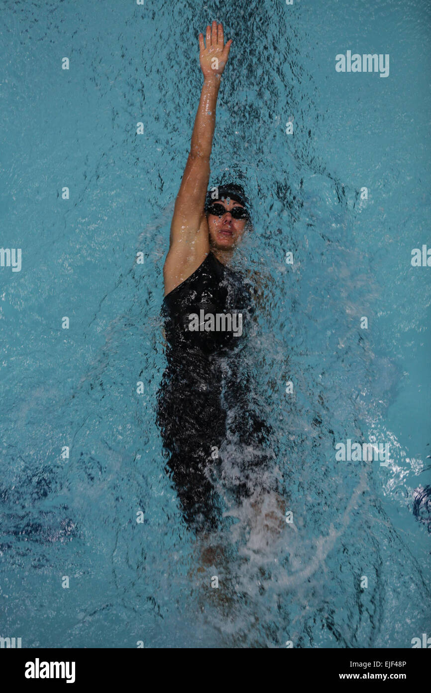 US-Armee 1.. Lt. Kelly Elmlinger, Krieger Übergang Bataillon, Fort Sam Houston, Texas, schwimmt eine vorläufige Rennen während die Krieger Spiele 2014 an das US Olympic Training Center in Colorado Springs, Colorado, 30. September 2014. Mehr als 200 Verletzte, Kranke und verletzte Soldat innen und Veteranen nahm an den 2014 Krieger spielen, eine jährliche Veranstaltung mit Paralympics-Stil Wettbewerbe.    SPC. Ronda Robb Stockfoto