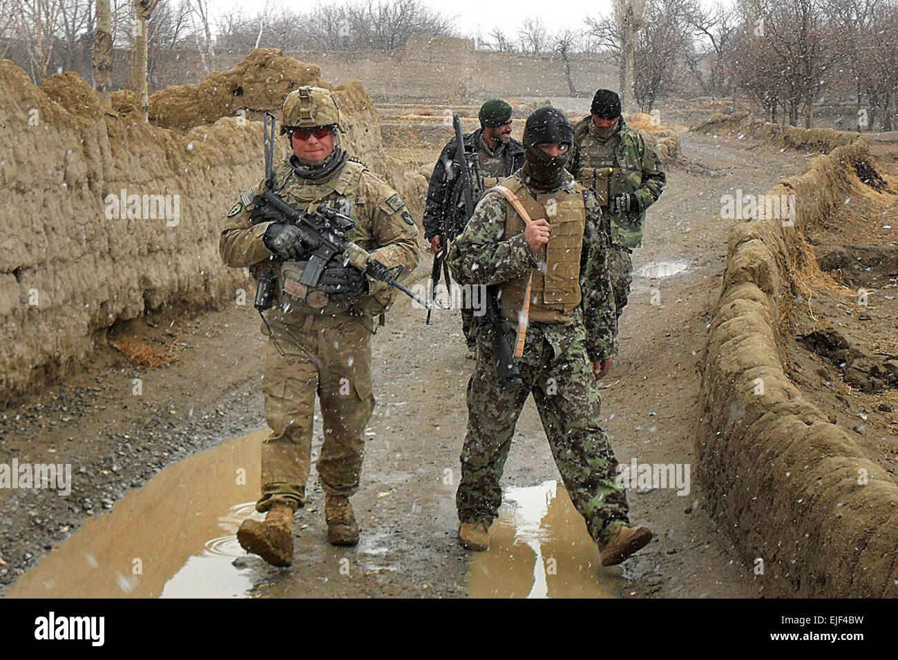 US Army Staff Sgt Clint Koerperich, Patrouillen links, mit afghanischen Soldaten möglich Aufständischen Cache Standorte in Zormat Bezirk von Afghanistan, 5. Februar 2011 zu untersuchen. Koerperich erhält Gesellschaft C, 1. Bataillon, 168. Infanterie-Regiment. Die Soldaten handelten auf einen Tipp von dem Hüter des Friedens Programm bereitgestellt, das afghanische Bürger belohnt, die nützliche und umsetzbare Intelligenz, afghanischen und Koalition Kräfte zur Verfügung stellen.  Sgt. 1. Klasse Matthew Smith Stockfoto