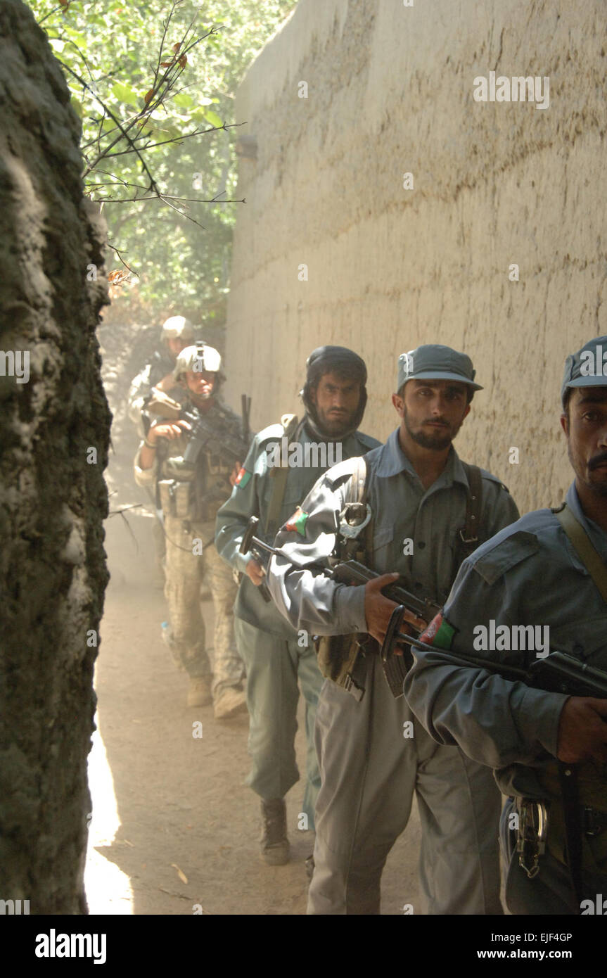 US Armee Sgt. Eric Johnson, aus der 218. Infanterie-Regiment, South Carolina National Guard, führt eine abgesessene Patrouille mit Afghanischen Nationalpolizei Offiziere in der afghanischen Provinz Kapisa 16. August 2007.  Staff Sgt Isaac A. Graham Stockfoto