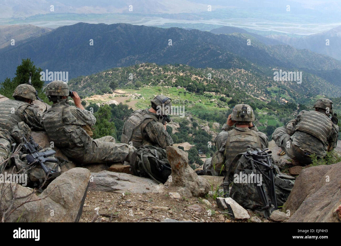 070822-A-6849A-667 - Scouts vom 2. Bataillon, 503. Infanterie Regiment Airborne ziehen Overwatch während der Operation bestimmt Strike während 2nd Platoon, Able Company ein Dorf unter dem Chowkay-Tal in der Provinz Kunar, Afghanistan Aug. 22 sucht. Stockfoto