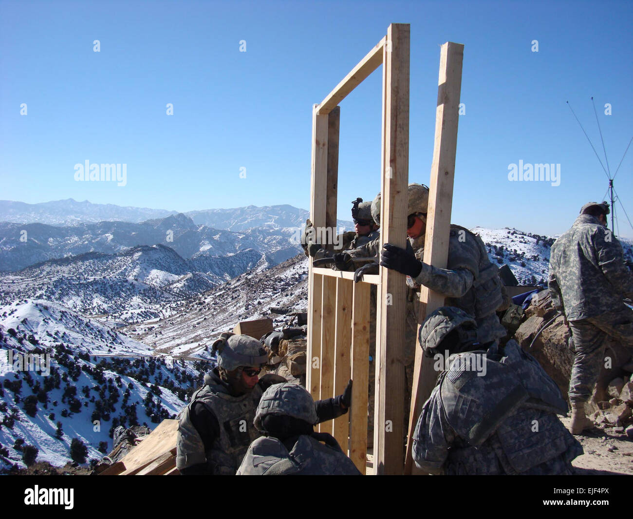 Ingenieure von Bravo Company, 864th Engineer Battalion, Fort Lewis, Washington, Putten, Wandstrukturen für einen neuen Bunker, der als Vorposten mitten in den Bergen in Ost-Afghanistan dienen wird. Stockfoto