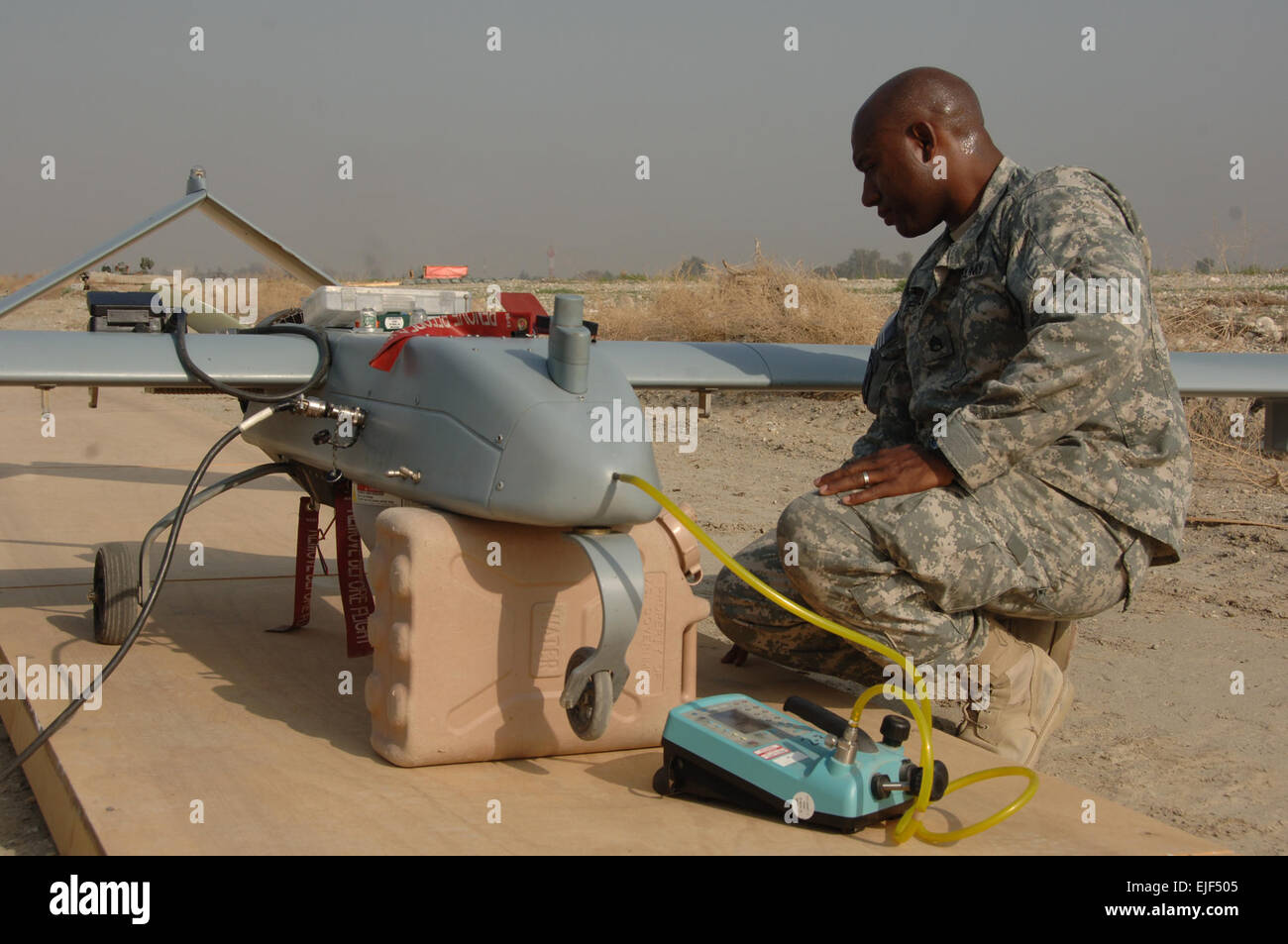 US Army Staff Sgt. Alton Jefferson, bereitet aus Bravo Company, 173. spezielle Truppen Bataillon, ein Schatten Unmanned Aerial Vehicle UAV für einen bevorstehenden Flug auf Forward Operating Base Fenty in Jalalabad, Afghanistan, 17. März 2008. Eine Drohne wird verwendet, um feindliche Aktivitäten zu verfolgen.  Staff Sgt Tyffani L. Davis veröffentlicht Stockfoto