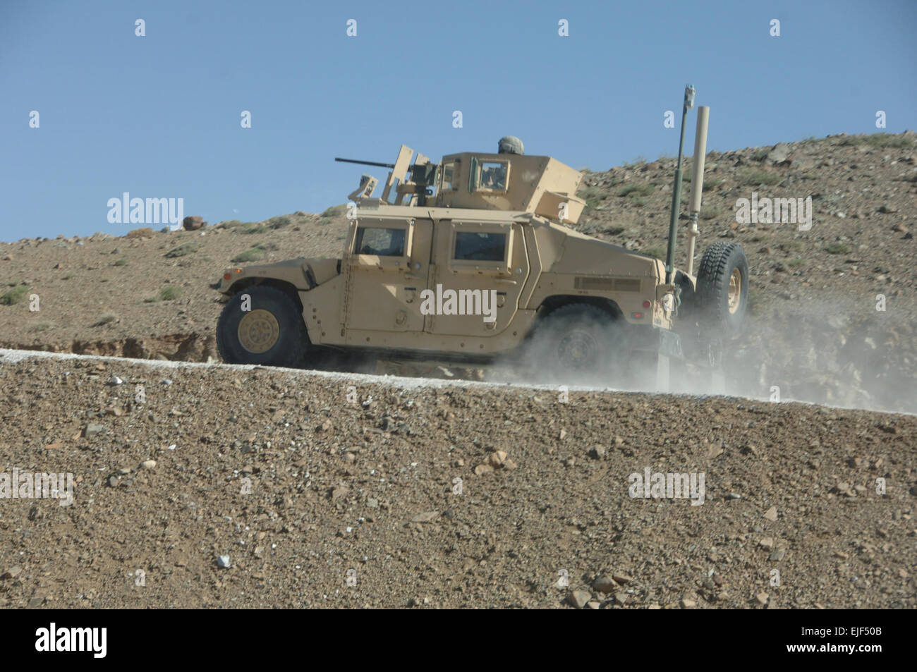 US-Armeesoldaten patrouillieren durch zerklüftete Gelände in einem Humvee in den Bergen von Tagab Tal, Provinz Kapisa, Afghanistan, 1. April 2008.  Staff Sgt Tyffani L. Davis Stockfoto