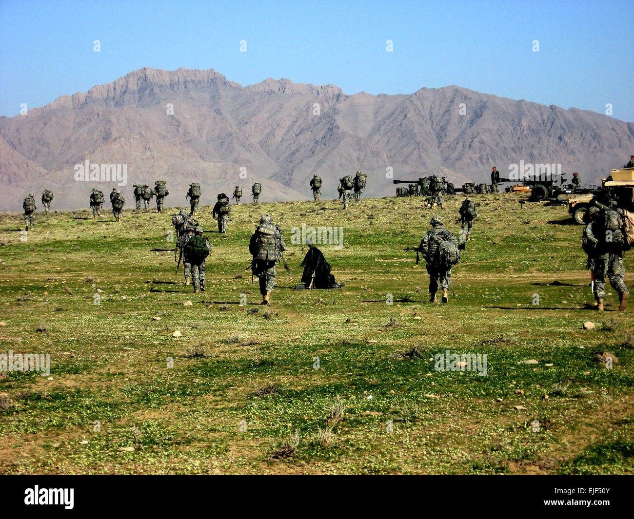 Fallschirmjäger von Firma B, 1. Bataillon, 508. Fallschirm-Infanterie-Regiment, 4th Brigade Combat Team, 82nd Airborne Division, bewegt sich hinaus auf Patrouille in der Ghorak Tal der Provinz Helmand im Süden Afghanistans während der "Operation Achilles 6.März. Stockfoto