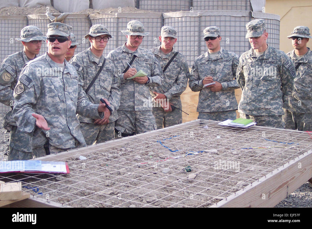 Armee 2nd Lt. John Deal, Raufbold Zugführer, erklärt Mission Details mit einem Sandkasten, unter den Blicken der Armee Major General Joseph Votel, kombiniert Joint Task Force-82 stellvertretender Kommandeur der Operationen.  US Army Höflichkeit Foto Stockfoto