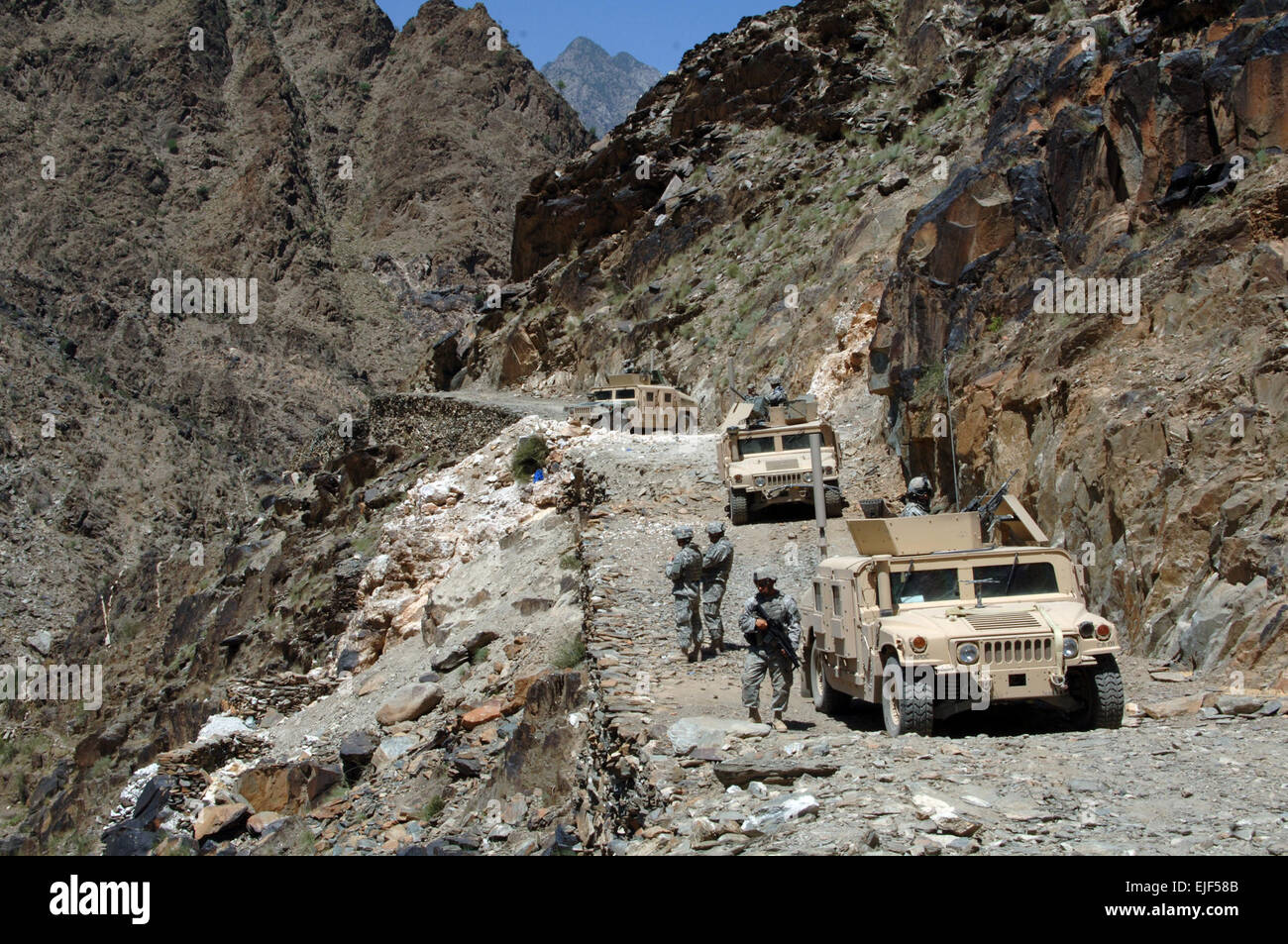 Soldaten der Kalagush Provincial Reconstruction Team bereiten zu Fuß zu den abgelegenen Dorf Balik während einer Patrouille in der zerklüfteten Titin-Tal in Nuristan Provinz von Afghanistan am 14. Juni 2007.   Staff Sgt Michael Bracken, US-Armee. Stockfoto