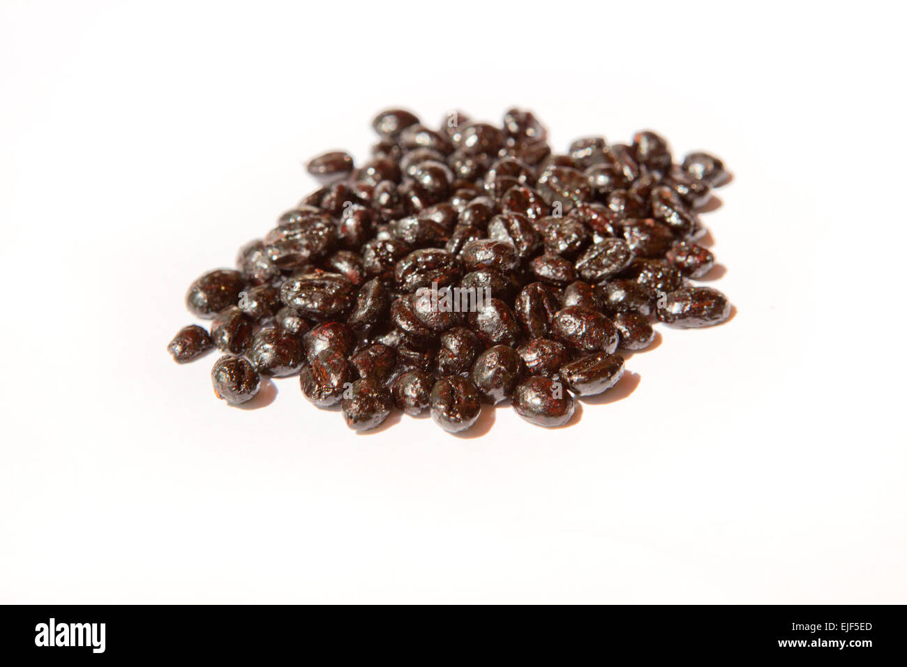 Haufen von geröstetem Kaffeekörner isoliert auf weißem Hintergrund Stockfoto