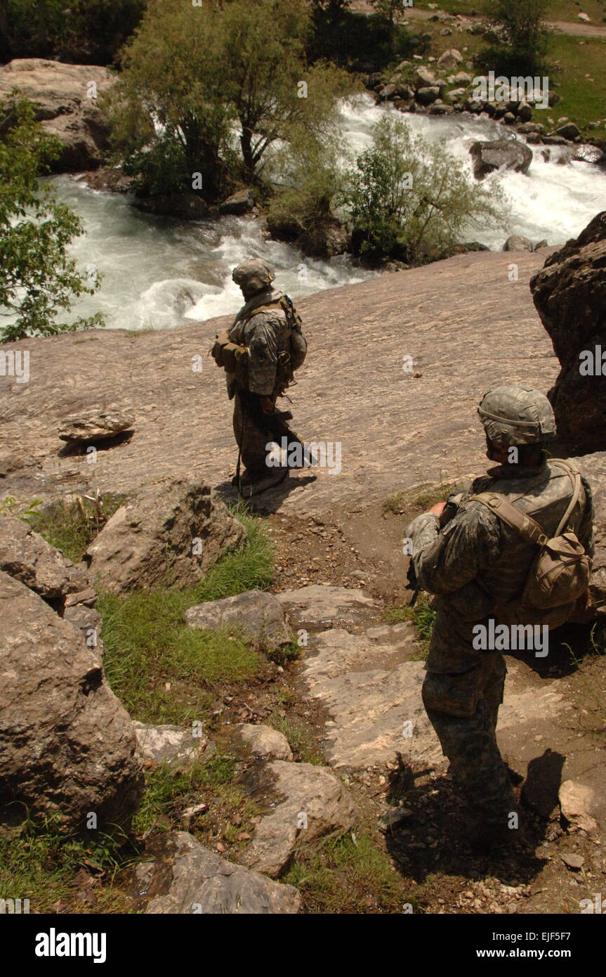 US-Armeesoldaten der Kalagush provinzielle Rekonstruktion-Mannschaft durchführen Dorf Bewertungen in Nuristan Provinz von Afghanistan 26. Juni 2007.  Staff Sgt Isaac A. Graham Stockfoto