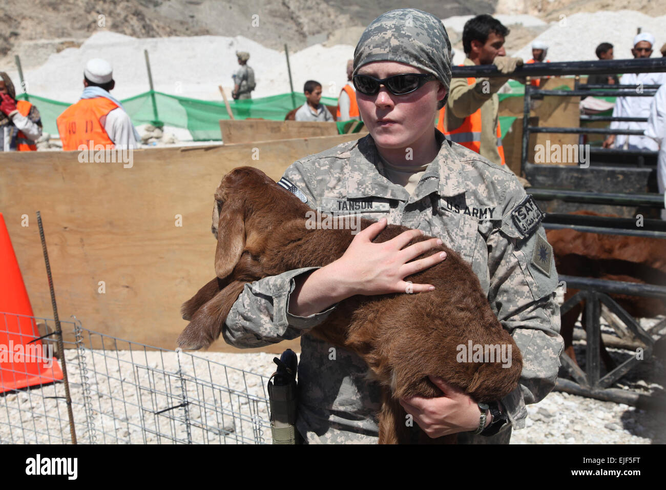 Ein US-Soldat, vom kalifornischen Nationalgarde hält eine junge Ziege, im Barbur-Tal, am Konar Provinz, Afghanistan, 2. Mai 2010.  Die tierärztliche Outreach und Durchhaltefähigkeit wurde durch US-Soldaten, der 40. Infanterie-Division, landwirtschaftliche Entwicklung Team der kalifornischen Nationalgarde durchgeführt.  SPC. Lorenzo Ware Stockfoto