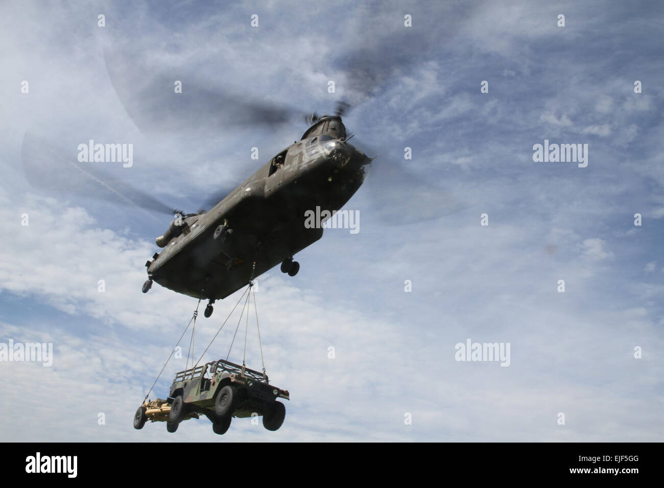 Die M119A leichte Haubitze und seine hohe Mobilität fahrbaren Mehrzweckfahrzeug sind am unteren Rand ein CH-47 Chinook eingeklinkt und sicher zog von Marshall Flugplatz nach einer alternativen Trainingsort in Fort Riley, Kansas, in einer Luft Angriff Slingload Übung unter der Leitung von 2nd Battalion, 32. Feldartillerie-Regiment am 13. September. US Army Staff Sgt gen Arnold, 4. IBCT Public Affairs Stockfoto