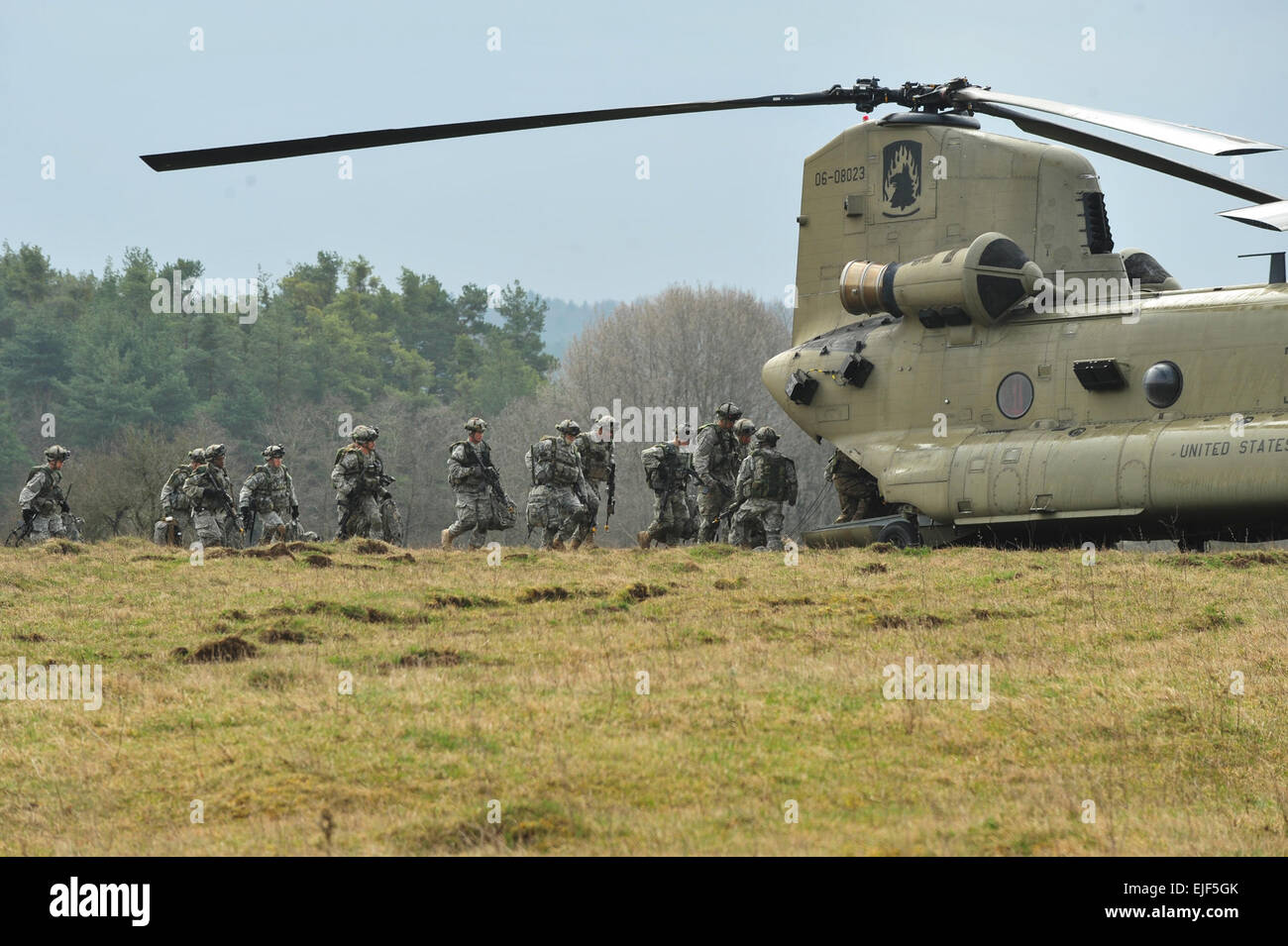 Fallschirmjäger, 1st Squadron Airborne, 91. Kavallerieregiment, 173. Infantry Brigade Combat Team Airborne zugewiesen an Bord ein CH-47 Chinook, zur Verfügung gestellt von 12. Combat Aviation Brigade, für eine Luft-Angriff-Mission bei der 7. Armee gemeinsame multinationale Ausbildung des Befehls Truppenübungsplatz Hohenfels, Deutschland, 19. März 2014. US-Armee visuelle Informationen Spezialist Markus Rauchenberger/freigegeben Stockfoto