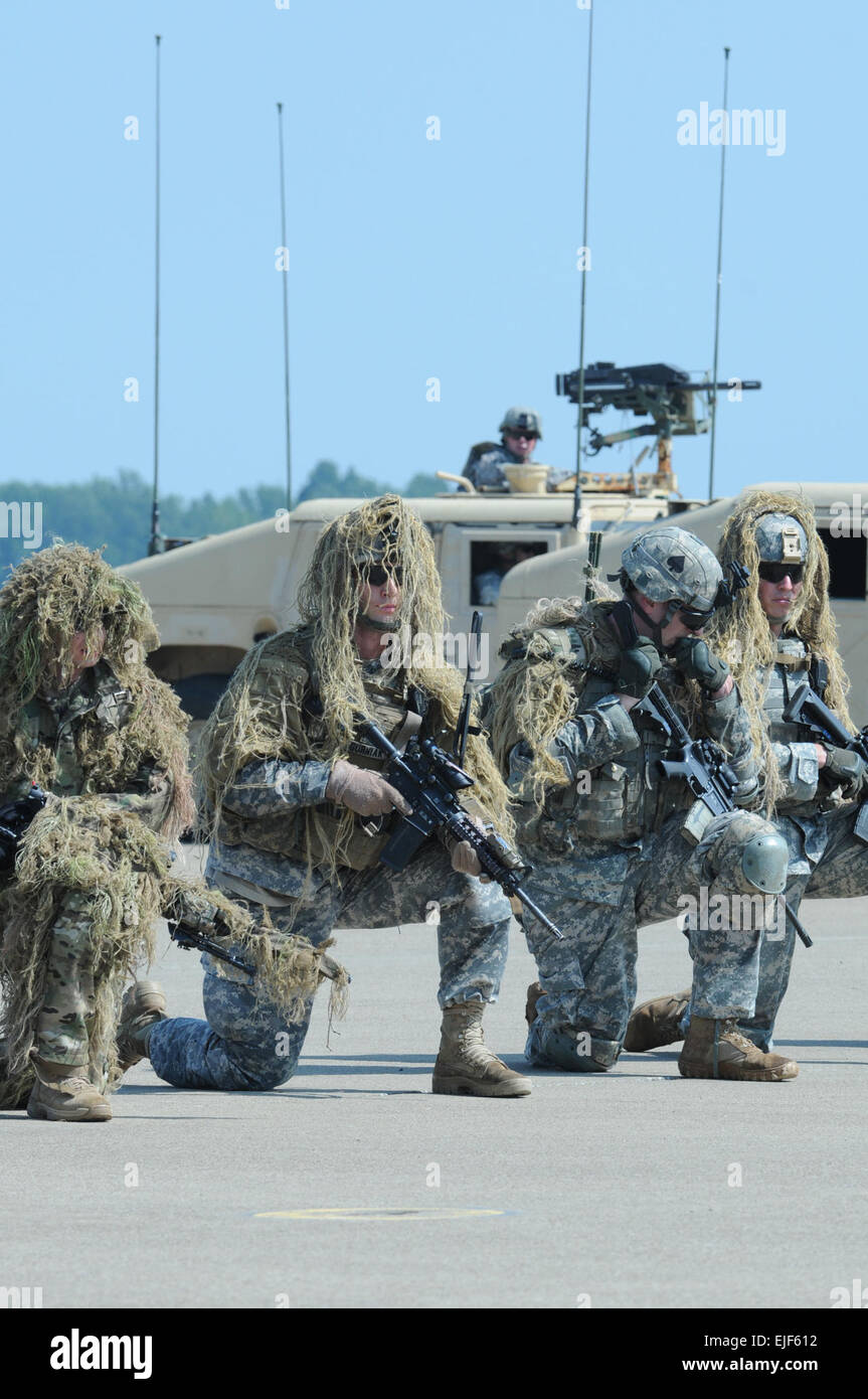 Soldaten in Ghillie-Anzügen, eine Knie vor Humvees wie Hubschrauber über Kopf an Campbell Army Air Field Dienstag während einer Generalprobe für die bevorstehende Airshow fliegen. Die Luft-Angriff-Demonstration wird Samstag im Rahmen der Luftfahrtmesse Fort Campbell auftreten, ab 10:00 Stockfoto