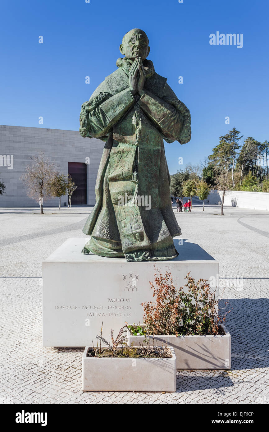 Heiligtum von Fatima, Portugal. Statue von Papst Paul VI. vom Bildhauer Joaquim Correia vor Basilika der Heiligsten Dreifaltigkeit. Stockfoto