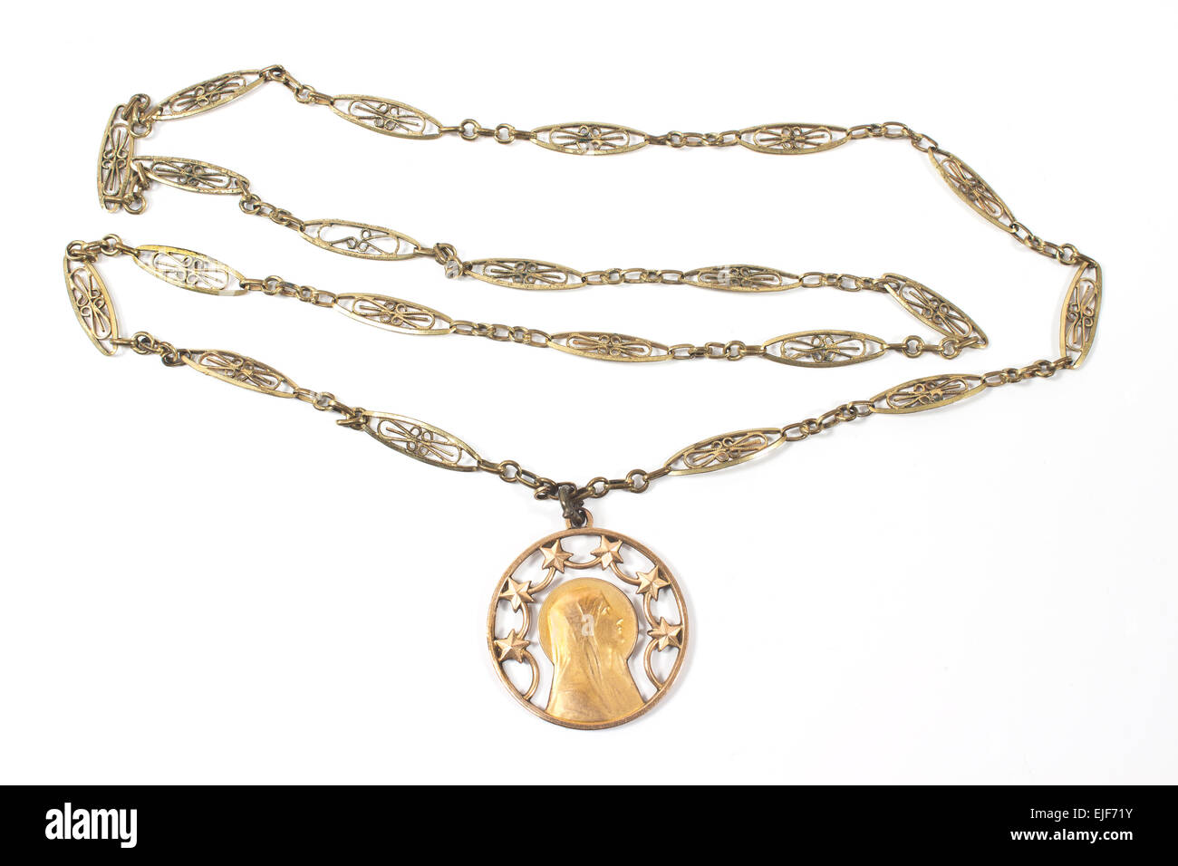 Antike Halskette mit Anhänger der Jungfrau Maria isoliert auf weiss Stockfoto