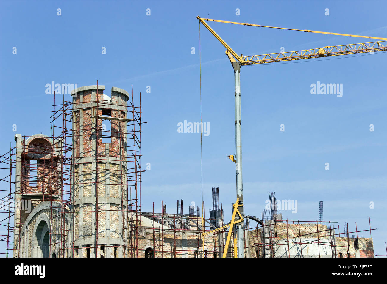 Neuen Kirchenbau mit Kran über sky Stockfoto