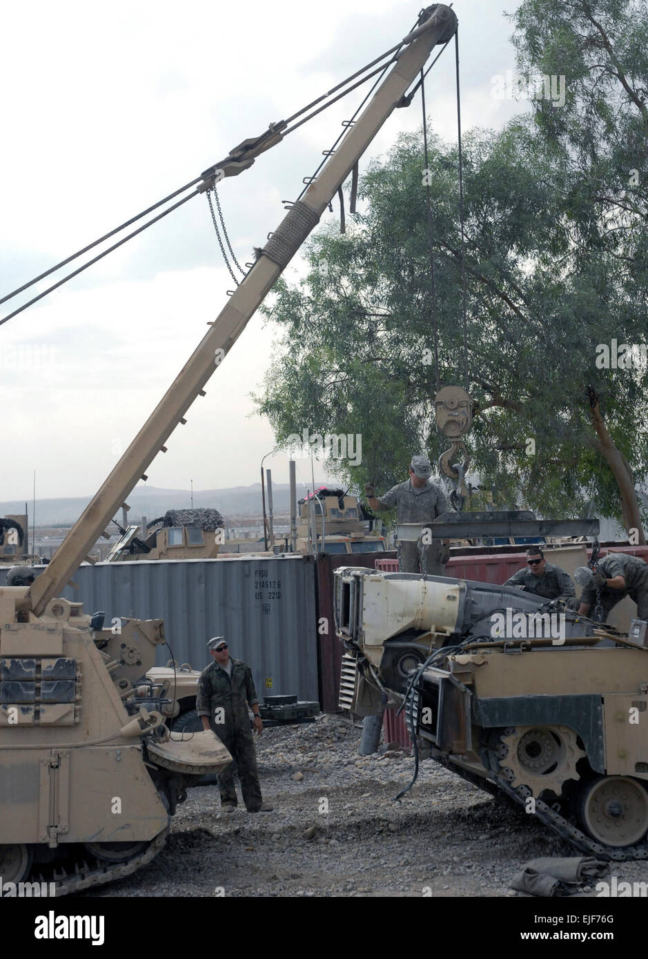 SPC. Damon weiß aus Bronx, NY, Tank-Betreuer und Hercules 88 Recovery Vehicle Operator, 1. Zug, Company C, 1. Bataillon, 8. Infanterie-Regiment, nutzt den Erholung-Fahrzeug-Boom, Motor und Getriebe eines Tanks, und aus der M1A1 Abrams Tankkörper während der Tankís Jahresservice auf Forward Operating Base Marez in Mosul ist ein Power-Paket aufzuheben , Irak, 2. November. PFC. Jon Florenz von Versailles, Kentucky, tank-Betreuer, 1. Plt., Company C, 1. Btn., 8. inf Reg. und Sgt. Aaron Frazier aus West Salem, Ohio, Wartung crew-Leader und Tank Betreuer, 1. Plt., Company C, Stockfoto