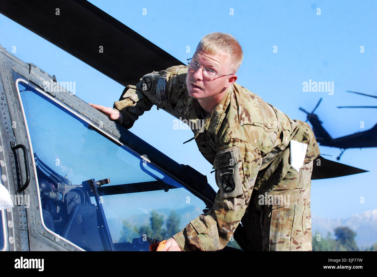 Eine AH-64 Apache Hubschrauber Werkstatt aus dem 1. Angriff/Aufklärungs-Bataillon, 10. Combat Aviation Brigade, Task Force Tigershark, bereitet ein Flugzeug Flug vor Durchführung einer Sicherheits- und Aufklärungsmission am 12. November auf Forward Operating Base Fenty, Afghanistan. 10. combat Aviation Brigade Apache Hubschrauber bieten häufig bewaffnet Luftaufnahmen über Uhr und Kampffähigkeit Fähigkeiten zur Unterstützung Boden Kommandanten zu schließen.  US Army Captain Peter Smedberg Stockfoto