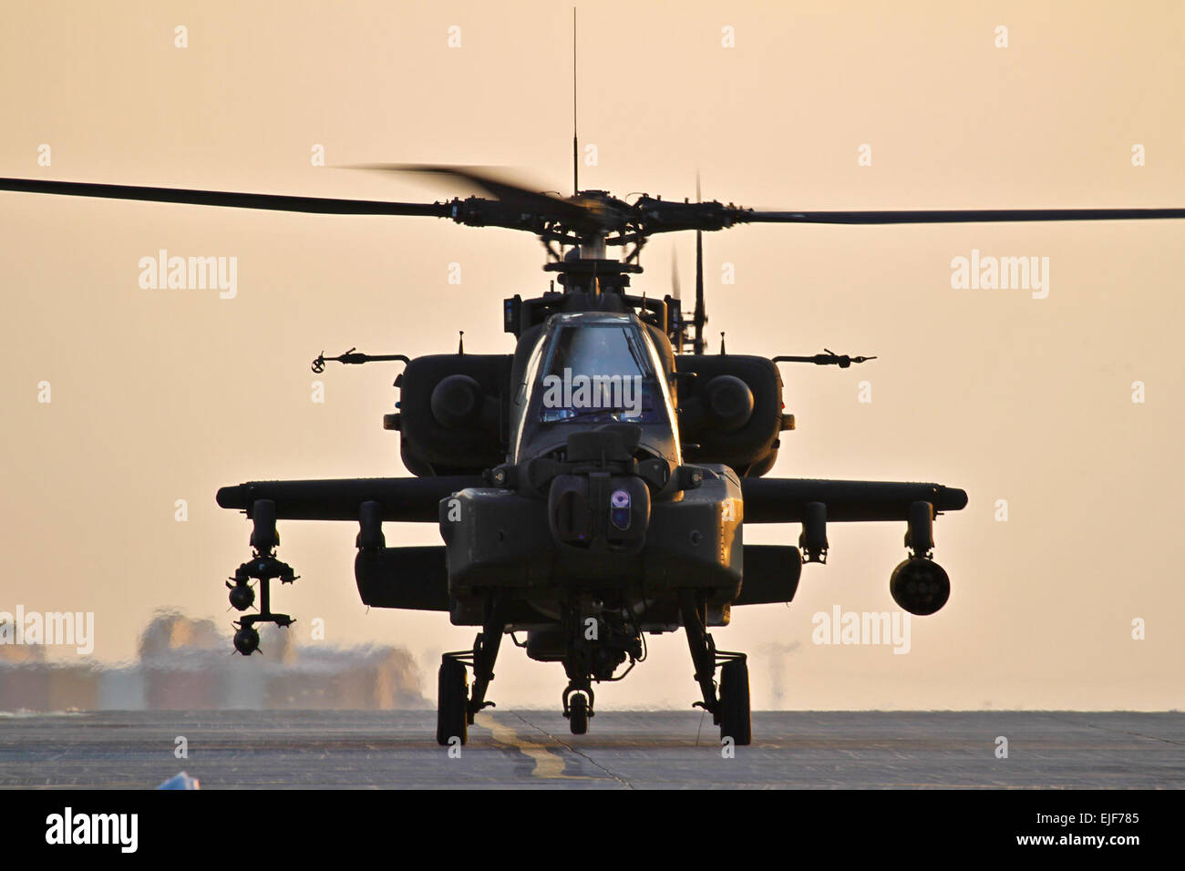 Ein US-Armee AH-64 Apache Kampfhubschrauber bereitet sich auf Bagram Air Field, Afghanistan, 7. Januar 2012 fahren.  Der Apache führt verteilte Operationen, präzise Schläge gegen verschiebbarer Ziele und bietet bewaffnete Aufklärung bei Tag, Nacht, verdeckt Schlachtfeld und widrigen Wetterbedingungen erforderlich Stockfoto