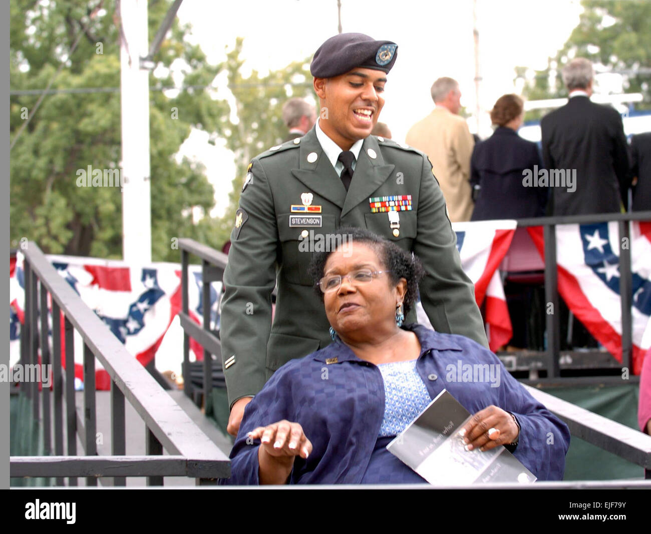 SPC. Jeffrey Stevenson, von der 101st Airborne Division Air Assault Escorts Little Rock Nine Mitglied Melba Pattillo Beals neu geweihten Little Rock Central High School nationalen historischen Site Visitor Center nach der Zeremonie Dedciation 24. September 2007.  Sgt. 1. Klasse N. Maxfield Betrieb Arkansas /arkansas Stockfoto