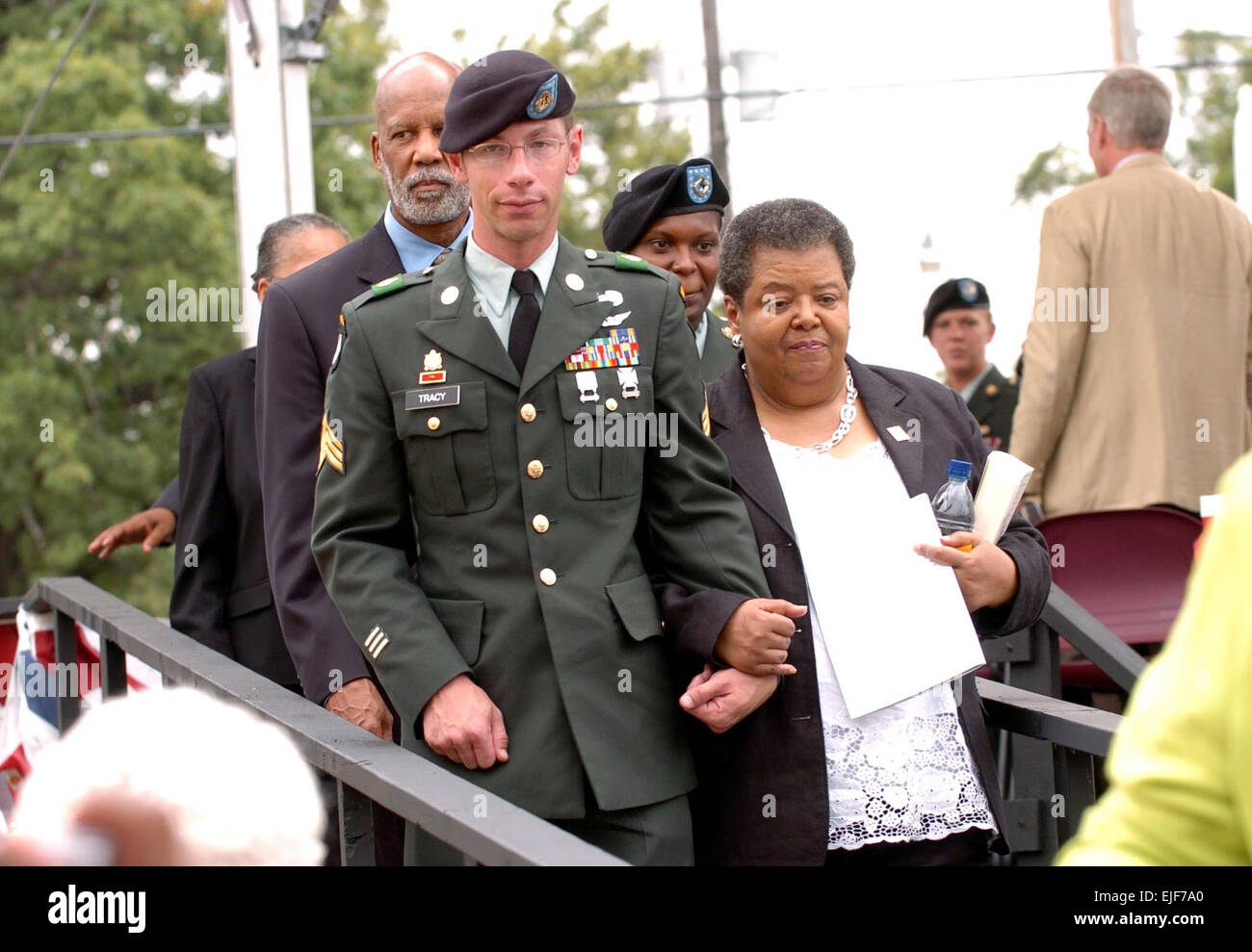 101. Soldat Escorts Little Rock Nine Mitglied Sgt. 1. Klasse N. Maxfield Sgt. Michael Tracy von der 101st Airborne Division Air Assault Escorts Little Rock Nine Mitglied Elizabeth Eckford neu geweihten Little Rock Central High School nationalen historischen Site Visitor Center nach der Zeremonie Dedciation 24. September 2007. Stockfoto