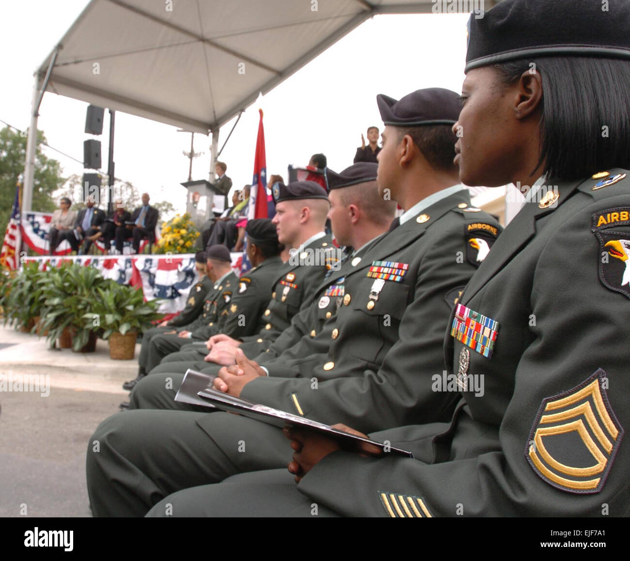Soldaten blicken auf Sgt. 1. Klasse N. Maxfield Soldaten der 101. Airborne Division Air Assault 24. September 2007 an der Little Rock Central High School nationalen historischen Website Besucher Center Einweihungsfeier teilzunehmen. Die 101. US Soldaten wurden eingeladen, an der Veranstaltung teilnehmen, weil 11.500 Soldaten der 101. US-Luftlandedivision nach Little Rock, die Little Rock Nine Central High School 25. September 1957 geben Sie helfen hinzugezogen wurden. Stockfoto