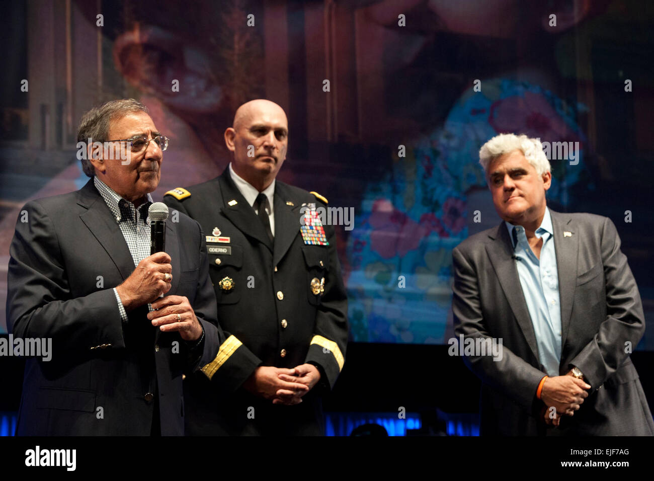 E.-Verteidigungsminister Leon Panetta spricht bei der Gooding und Unternehmen Autoauktion in Monterey, Ca., 18. August 2012. Panetta zusammen mit Armee-General Ray Odierno und Comedian Jay Leno versteigert ein Fiat 500 Prima Edizione Auto mit allen Erlös geht an die Organisation Fisher House.  Erin A. Kirk-Cuomo veröffentlicht Stockfoto