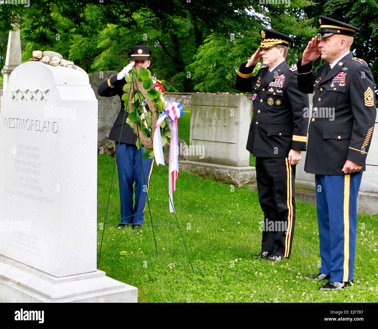 Der 57. Superintendent der U.S. Military Academy, Generalleutnant Buster Hagenbeck und Command Sergeant Major Anthony Mahoney, West Point senior Unteroffizier, Rendern einen Hand-Gruß nach der Platzierung eines Kranzes am Grab von General William S. Westmoreland, ehemaliger Stabschef der Armee und Westpunkt Superintendent von 1960-1963, 14. Juni 2010. Die Verlegung Kranzniederlegung war ein Teil von West Point 235. Armee Geburtstagsfeier. : Tommy Gilligan.   235. Geburtstag der US-Armee 235 / Stockfoto