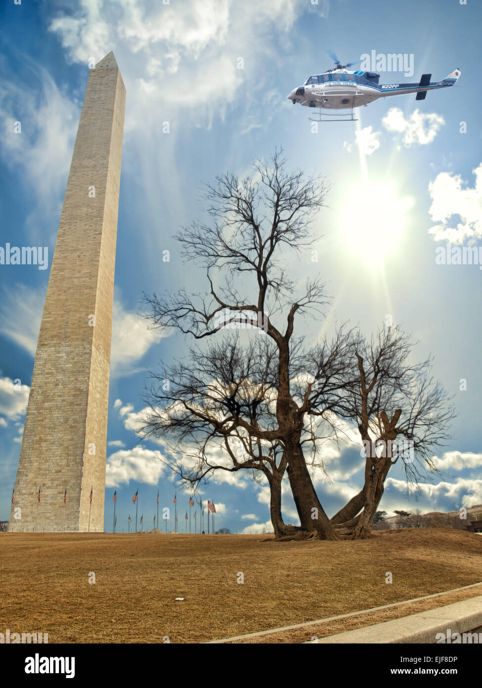 Das Washington Monument und Maulbeere Baum mit US Park Police Hubschrauber überfliegen Stockfoto