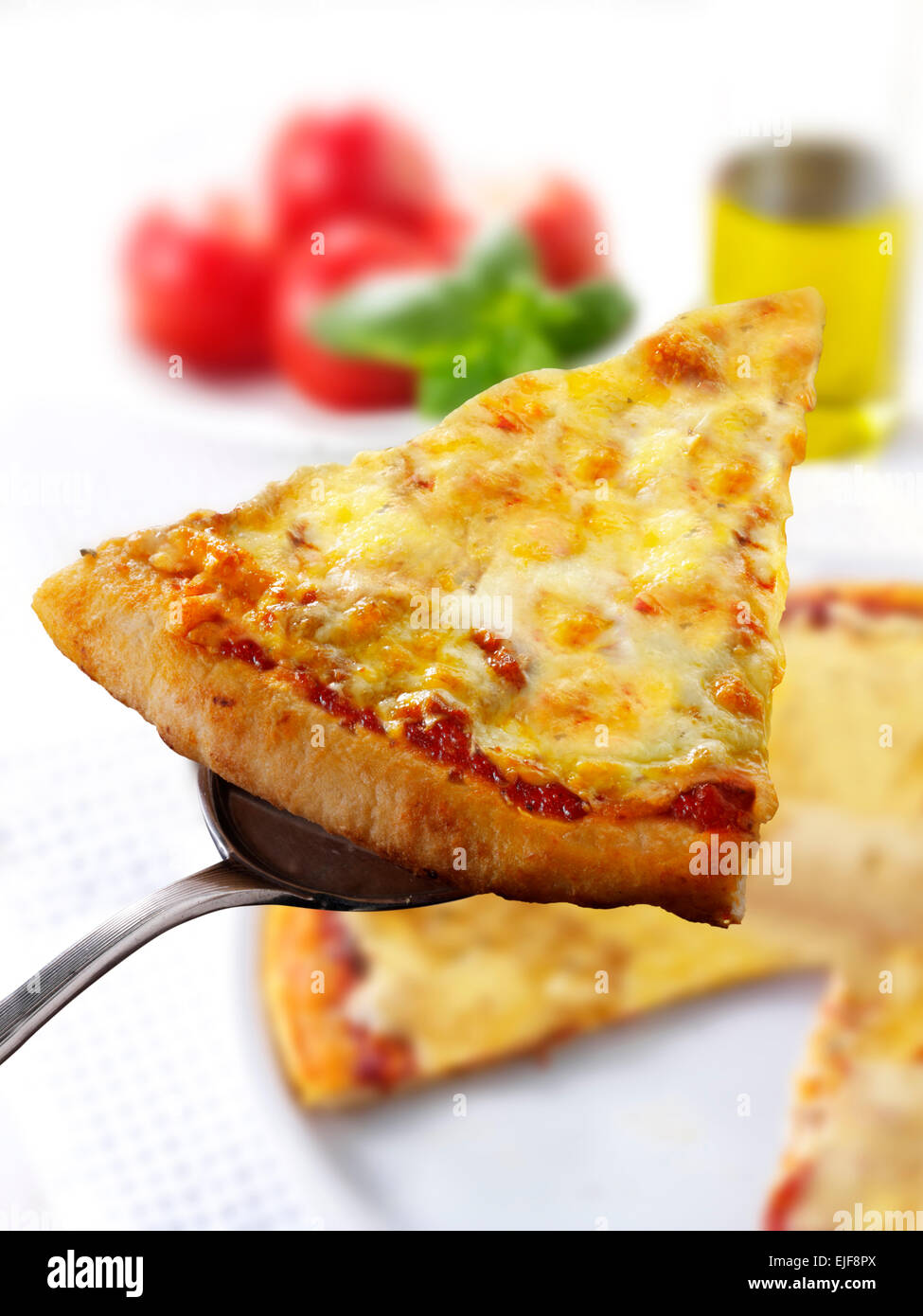 Ein Stück von Margarita Neopolitan Pizza belegt mit Käse Stockfoto