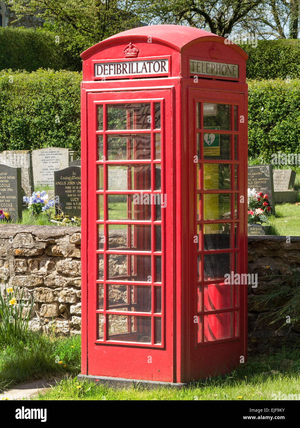 Roten britischen Dorf Telefonzelle jetzt verwendet als Herz Defibrillator Station, Burrough auf dem Hügel, Leicestershire. Stockfoto