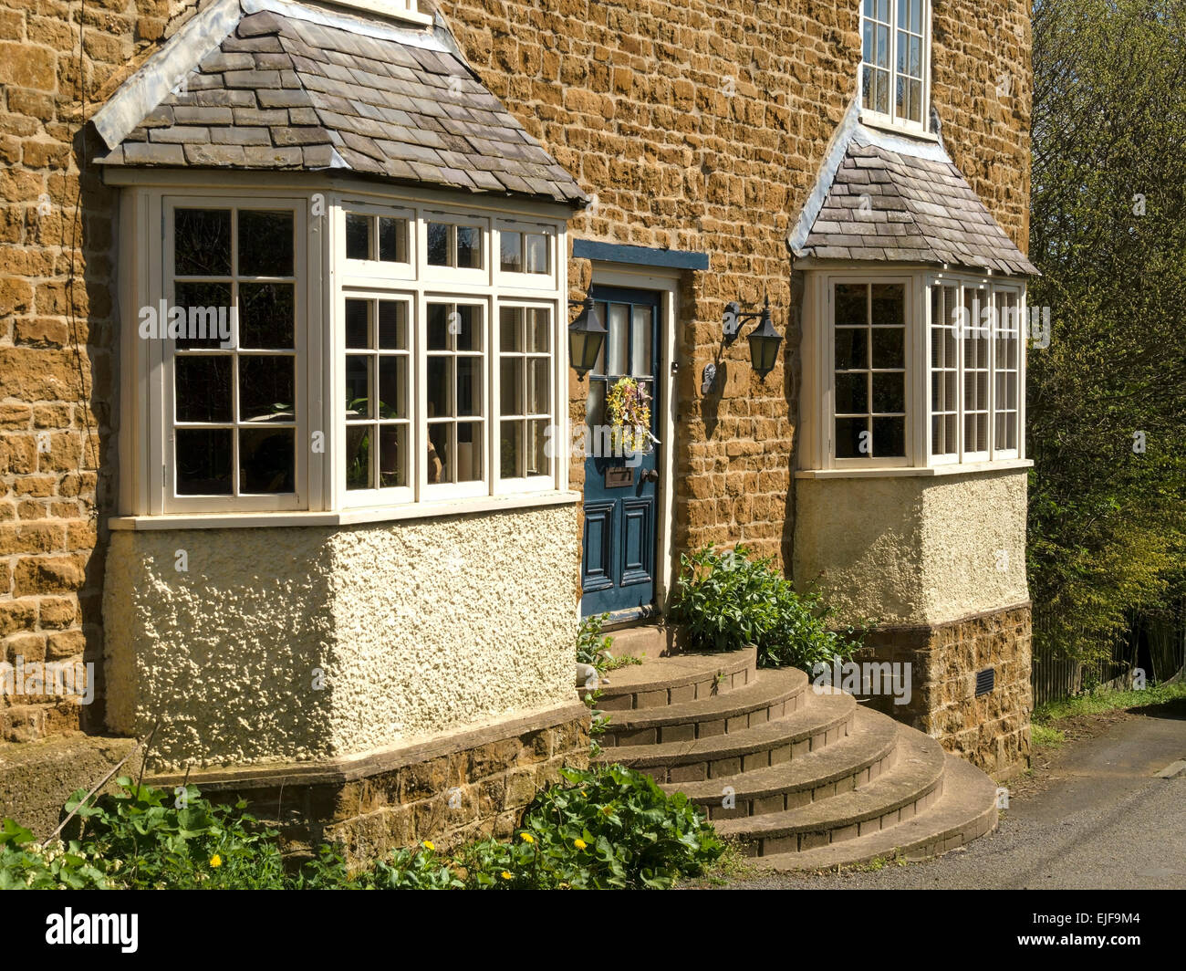 Vorderansicht des attraktiven altes Steinhaus mit Erkern und geschwungene Schrift Türschwellen Burrough auf dem Hügel, Leicestershire. Stockfoto