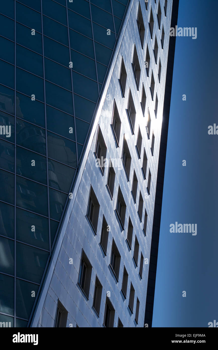 Eine dreieckige modernen Mehrfamilienhaus reflektiert das Morgensonnenlicht am Stockfoto