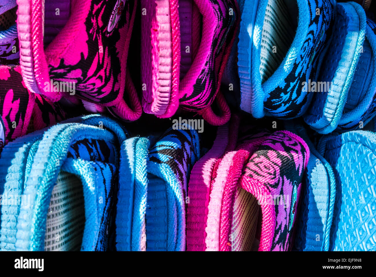 Ein Haufen von Hausschuhe zum Verkauf in Pink und blau Stockfoto