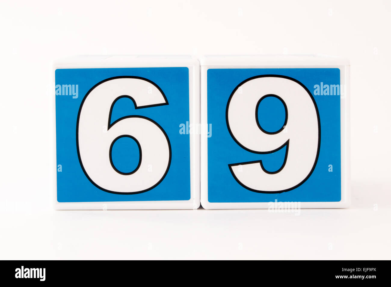 Die Zahl 69 in einfachen blauen und weißen Kinder Baustein Stockfoto