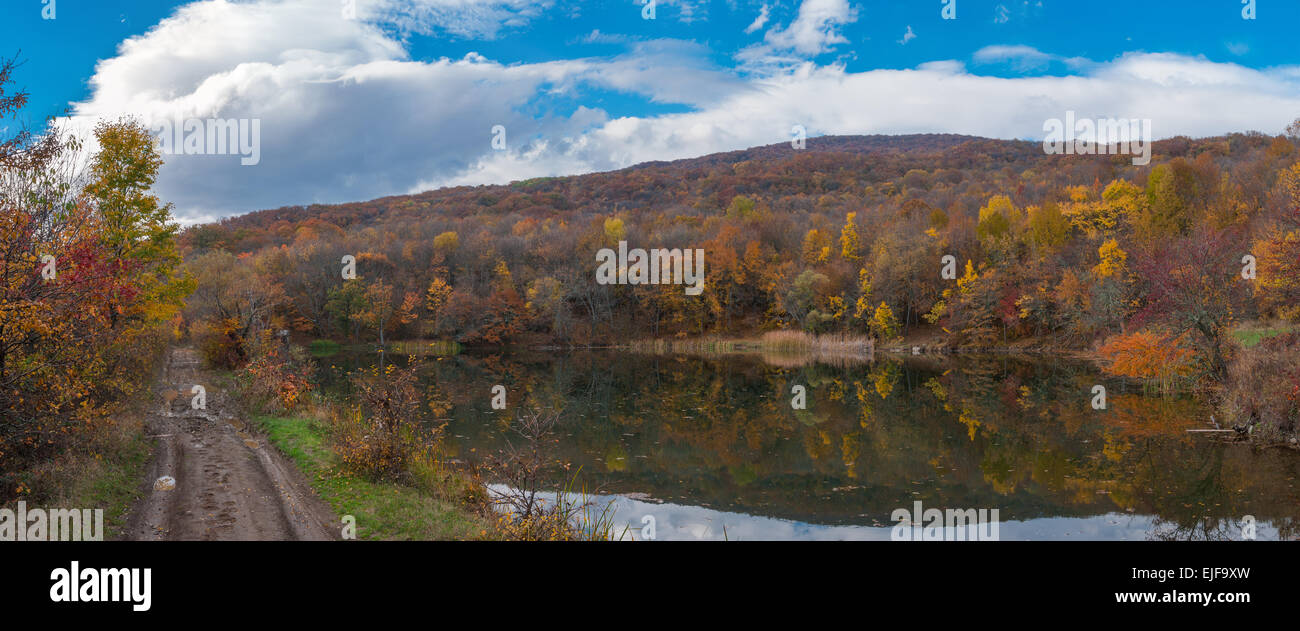 Späten Nachmittag Landschaft mit See in den Krimbergen im Herbst Saison Stockfoto